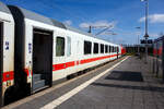 Der modernisierter klimatisierte zweite Klasse InterCity-Steuerwagen mit Fahrrad-/Gepäckabteil D-DB 61 80 80-91 102-6 der Bauart Bpmmbdzf 286.1 der DB Fernverkehr AG, am 23 April 2026 am Zugschluss des IC 2261 von Rostock Hbf über Lübe ...