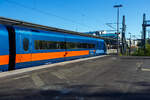 Der futuristisch und sehr modern aussehende „Xoker“, aber doch 29 Jahre alte, ehemalige ICE 2 Steuerwagen 808 033-5 (93 80 5808 033-5 D-PROBA) mit  dem ICE 2 Triebkopf 402 033-5 (93 80 5402 033-5 D-PROBA) der Team Projektbahn GmbH (M�nche ...
