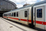 Der modernisierte klimatisierte zweite Klasse IC Großraum-Reisezugwagen, D-DB 61 80 20-91 518-6, der Gattung Bpmmz 284.5, der DB Fernverkehr AG, eingereiht im Zugverband als Wagen Nr. 8 in den IC 2261 von Rostock Hbf über Lübeck Hbf na ...