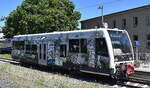 Die Dessauer Verkehrs- und Eisenbahngesellschaft mit ihrem Triebzug  672 913 , Name:  Stadtwerke Dessau  (NVR:  9580 0 672 913-0 D-DVE ) bei der Einfahrt im Bahnhof Dessau Hbf.