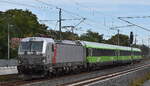 FlixTrain GmbH, M�nchen [D]  mit der geleasten Akiem Vectron  7193 010  [NVR-Nummer: 91 80 7193 010-4 D-FLIX] und drei voll besetzten Personenwagen, Regel- oder Charterzug? kurz nach der regelm��igen
