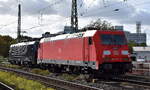 DB Cargo AG, Mainz [D] mit ihrer  185 307-6  [NVR-Nummer: 91 80 6185 307-6 D-DB] am Haken von  189 091-2  [NVR-Nummer: 91 80 6189 091-2 D-DB] am 14.10.26 H�he Bahnhof Magdeburg Neustadt.