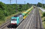 Captrain Polska Sp. z o.o., Wrocław [PL] mit ihrer  'E 186 132' [NVR-Nummer: 91 80 6186 132-7 D-D-CTPL] und einem PKW-Transportzug (leer) am 08.06.26 H�he Bahnhof Saarmund.