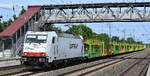 Captrain Polska Sp. z o.o., Wrocław [PL] mit der geleasten Akiem Lok  'E 186 139' [NVR-Nummer: 91 80 6186 139-2 D-AKIEM] und einem PKW-Transportzug (leer) am 08.06.26 H�he Bahnhof Saarmund.