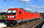 DB Cargo AG, Mainz [D] mit ihrer   187 110  [NVR-Nummer: 91 80 6187 110-2 D-DB] mit   187 113  [NVR-Nummer: 91 80 6187 113-6 D-DB] am Haken am 22.06.26 Durchfahrt Bahnhof Falkenberg (Elster).
