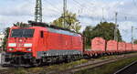 DB Cargo Polska S.A., Zabrze [PL] mit ihrer  189 005-2  [NVR-Nummer: 91 80 6189 005-2 D-DBSRP] und einem Ganzzug firmeneigener Drehgestell-Flachwagen (leer) am 14.10.26 H�he Bahnhof Magdeburg