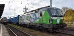 SETG - Salzburger Eisenbahn TransportLogistik GmbH, Salzburg [A] mit der geleasten ELL Vectron  '193 736' [NVR-Nummer: 91 80 6193 736-6 D-ELOC] und einem Holzhackschnitzel-Transportzug Richtung Stendal am 29.10.26 H�he Bahnhof Magdeburg Neustadt.