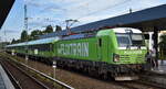 FlixTrain GmbH, M�nchen [D] mit der geleasten ELL Vectron '193 449'  [NVR-Nummer: 91 80 6193 449-6 D-ELOC] und Flixtrain nach Hamburg am 25.08.26 H�he Bahnhof Berlin-Jungfernheide.