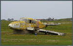 Wahrscheinlich als �bungsobjekt f�r die Flughafenfeuerwehr dient dieses alte Wrack einer PA-23 Aztec am Flughafen Alderney. Die genaue Herkunft der Maschine war nicht mehr erkennbar. (01.05.2026)