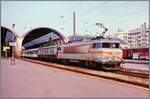 Eine SNCF BB 22200 wartet mit ihrem Schnellzug in Richtung Marseille in Nice-Ville auf die Abfahrt.