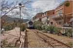 Auch auf der U Caminu di Ferru Di A Corsica werden, wie im wenig geliebten Mutterland, die Z�ge als Regionalzug oder Grandes Lignes eingeteilt, ein solcher Train Grand Lignes ist bei Lisula Rossa /