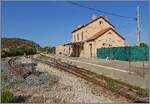 Ein Blick auf den Bahnhof von lisula Rossa l'Ile Rouse, in Korsika.