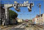 Der Bahnhof von Saint Rapha�l zeigt sich auf der Westseite mit einer imposanten und zugleich typischen Signalbr�cke, im Hintergrund erreicht ein Z 26500 nach Menton den Bahnhof.