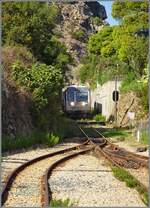 Der aus einem Dieseltriebwagen der Serie X 97050 und einem Steuerwagen XR 9700 gebildete Regionalzug 302 erreicht von Calvi kommend sein Ziel Lisula Rossa / Ile Rousse.