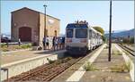 Der aus einem Dieseltriebwagen der Serie X 97050 und einem Steuerwagen XR 9700 gebildete Regionalzug 303 ist als 302 in Lisula Rossa / Ile Rousse angekommen und wartet nun auf die Abfahrt nach Calvi.