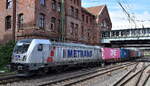 METRANS Rail (Deutschland) GmbH, Leipzig [D] mit der geleasten Akiem Lok   187 500-4  [NVR-Nummer: 91 80 6187 500-4 D-AKIEM] verl�sst mit einem Containerzug den Hamburger Hafen am 10.08.26 H�he