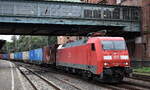 DB Cargo AG, Mainz [D] mit ihrer  152 149-1  [NVR-Nummer: 91 80 6152 149-1 D-DB] und einem Containerzug Richtung Hamburger Hafen am 10.08.26 H�he Bahnhof Hamburg-Harburg.