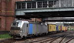 oxXpress.de GmbH, Hamburg [D] mit der noch ganz neuen geleasten Railpool Vectron  7193 215  [NVR-Nummer: 91 80 7193 215-9 D-Rpool] verl�sst mit einem Containerzug den Hamburger Hafen am 10.08.26 H�he