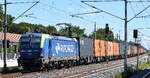 PKP CARGO S.A., Warszawa [PL] mit ihrer Vectron  'EU46-525' [NVR-Nummer: 91 51 5370 060-3 PL-PKPC] und einem Containerzug am 25.08.26 H�he Bahnhof Gl�wen.