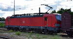 DB Cargo AG, Mainz [D] mit ihrer Vectron '193 370' [NVR-Nummer: 91 80 6193 370-4 D-DB] und einem gemischten G�terzug am 09.06.26 H�he Bahnhof Ruhland.