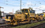 DB Bahnbau Gruppe GmbH, Berlin [D] mit ihrer Schotterplaniermaschine Deutsche Plasser SSP 110 SW  SSP 304  ( D-DB 99 80 9425 067-2 ) am Haken von Vectron Dual Mode Light Lok  249 051  [NVR-Nummer: 90