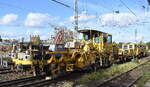 DB Bahnbau Gruppe GmbH, Berlin [D] mit ihrer P&T SSP 110 SW  SSP 110 D  ( D-DB 99 80 9125 017-0 ) am Haken von der Zweischwellenstopfmaschine Plasser & Theurer 09-32 CSM  GSM 731 , Name:  Ghosttrain 