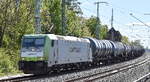 ITL - Eisenbahngesellschaft mbH, Dresden [D] mit ihrer '185 562-6' [NVR-Nummber: 91 80 6185 562-6 D-ITL] und einem Kesselwagenzug (leer) Richtung Stendell am 30.04.26 Höhe Berlin-Buch.