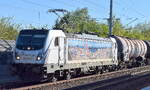 RheinCargo GmbH & Co. KG, Neuss [D] mit ihrer '187 077-3' [NVR-Nummer: 91 80 6187 077-3 D-RHC] und einem Kesselwagenzug (leer) Richtung Stendell am 02.05.26 Höhe Berlin-Blankenburg,