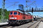 Bahnbetrieb Gera GmbH, Gera mit der Ludmilla  232 093-5  [NVR-Nummer: 92 80 1232 093-5 D-GERA] und einem einem Ganzzug gedeckter Sch�ttgutwagen am 28.05.26 Durchfahrt Bahnhof Ro�lau/Elbe.