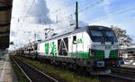 Steiermarkbahn Transport und Logistik GmbH mit ihrer Vectron Dual Lok  3193 910  [NVR-Nummer: 90 81 3193 910-4 A-STBAT] und einem PKW-Transportzug (chinesische E-SUV u.a.) Richtung Falkenberg Elster