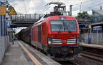 DB Cargo AG, Mainz [D] mit ihrer Vectron Dual Mode Light Lok  '249 066' [NVR-Nummer: 90 80 2249 066-2 D-DB] und einem Transportzug Schiebewandwagen Richtung Industrie�bergabe Berlin Nordost am 10.06.26 Durchfahrt Bahnhof Berlin-Hohensch�nhausen.