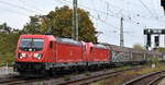 DB Cargo AG, Mainz [D] mit der Doppeltraktion  '187 083' [NVR-Nummer: 91 80 6187 083-1 D-DB] +  '187 146' [NVR-Nummer: 91 80 6187 146-6 D-DB] und einem Ganzzug Schiebewandwagen am 29.10.26 H�he Bahnhof Magdeburg Neustadt.