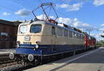 Manuel Zimmermann Eisenbahndienstleistungen, Hellenhahn mit der ihrer tollen Museumslok 'E10 1239' (NVR: '91 80 6110 239-1 D-MZE') aus dem Baujahr 1962 und der '218 451-3' (NVR: '92 80 1218 451-3 D-MZE) am Haken am 09.06.26 Durchfahrt Bahnhof Ruhland.