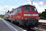 Manuel Zimmermann Eisenbahndienstleistungen, Hellenhahn mit  ihrer '218 451-3' (NVR: '92 80 1218 451-3 D-MZE) am Haken der ihrer tollen Museumslok 'E10 1239' (NVR: '91 80 6110 239-1 D-MZE') am 09.06.26 Durchfahrt Bahnhof Ruhland.