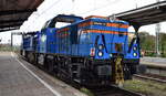 Hybridlok der Hanseatisches Bahn Contor GmbH der Prima H3 Name: 'Stiefel 33' (NVR. '90 80 1002 033-1 D-HBC'), seitlich stand an der T�r 'skw Piesteritz 3' die wohl in Lutherstadt Wittenberg als Werklok zum Einsatz kommen wird, am Haken von  IL - Infr ...