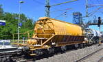 Gedeckte Sch�ttgutwagen mit 4 Rads�tzen.
