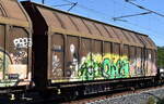Schiebewand-G�terwagen mit zwei Rads�tzen, zweiteiligen Aluminium-Schiebew�nden und vier verriegelbaren Trennw�nden der DB Cargo mit der Nr. 41 80 D-DB 2476 118-5 Hbbills 311 in einem gemischten G�terzug am 25.08.26 H�he Bahnhof Gl�wen.