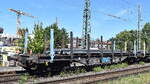 Drehgestell-Flachwagen mit Rungen vom Einsteller ERR European Rail Rent GmbH mit der Nr. 37 TEN GE 80 D-ERR 4616 034-7 Smnps 1 mit Firmenlogo der Fa. MANNESMANN beladen mit massiven Stahlrohren in einem gemischten Transportzug am 12.08.26 H�he Bahnho ...