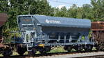 Franz�sischer Drehgestell-Sch�ttgutwagen mit dosierbarer Schwerkraftentladung vom Einsteller ERMEWA SA zum Schottertransport mit der Nr. 33 TEN GE 87 F-ERSA 6985 111-8 Facnps in einem Schotterzug der DB Cargo