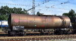 Franz�sischer Kesselwagen vom Einsteller ERMEWA SA mit der Nr. 33 RIV 87 F-ERSA 7929 586-8 Zacns, lt. UN-Nr.: 83/2789 f�r die Bef�llung mit Eisessig oder Essigs�ure, L�sung mit mehr als 80 Masse-% S�ure in einer Abstellgruppe am 09.06.26 H�he Bahnhof ...