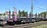 Drehgestell-Flachwagen mit Rungen vom Einsteller ERR European Rail Rent GmbH mit niederl�ndischer Registrierung mit der Nr. 33 TEN GE 84 NL-ERR 4616 017-2 Smnps 2 beladen mit massiven Stahlrohren wohl der Fa. Mannesmann in einem gemischten Transportz ...