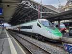 Der FS Trenitalia ETR 610 012 in den neuen eC Farbgebung wartet  in Lausanne als EC 47 auf die Abfahrt nach Milano Centrale .