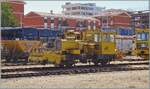 Vor dem Hintergrund etlicher ARST Busse und zwei alten G�terwagen stand dieses Gleisbaufahrzeug in Alghero.