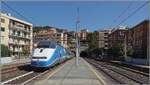 Der Bahnhof Finale Ligure mit dem ausfahrenden FS Trenitala iC 745 von Ventimiglia (ab 10:59) nach Milano Centrle (an 15:00).