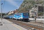  Im pr�chtigen Bahnhof von Taormina-Giardini wartet Nachtzug ICN 1959 von Roma Termini (ab 23:30) nach Siracusa (12:52) auf die Weiterfahrt. Am Schluss des Zuges befindet sich die FS Trenitalia E 464.350 die bei der Traktion des Zuges behilflich ist. ...