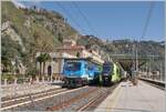 Neben dem herrlichen Bahnanlangen in Taormina Giardini gef�llt auch der bunte Bahnverkehr, hier mit der FS Trenitalia E 464 231 mit ihrem Nachtzug nach Siracusa und einem in dem neune FS Trenitalia gehaltenen Coradia Stream Pop ETR 104 auf dem Weg na ...