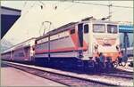 Die FS E 646 192 steht mit einem (damals) modernen Doppelstockzug in Domodossola.