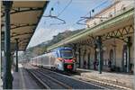 Der Zug spielt ist bei diesem Bild nur eine Nebenrolle; vielmehr zeigt das Bild zahlreiche kleine Details im Bahnhof von Taormina Giardini, wie z.B die Bahnhofsuhr, die Bahnsteigdachkonstruktion, die Beleuchtung oder des ehemalige Stellwerk. Zudem is ...