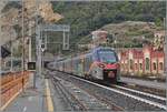 Die FS Trenitalia ETR 104 139 und 136 sind als RE 3115 auf dem Weg nach Ventimiglia und konnten bei der Abfahrt in Finale Ligure fotografiert werden.