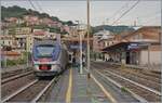 Ein FS Trenialia ETR 425 ist als Regionalzug 12259 auf dem Weg von Ventimiglia (ab 8:28) nach Savona (an 10:25) unterwegs und h�lt kurz in Finale Ligure.